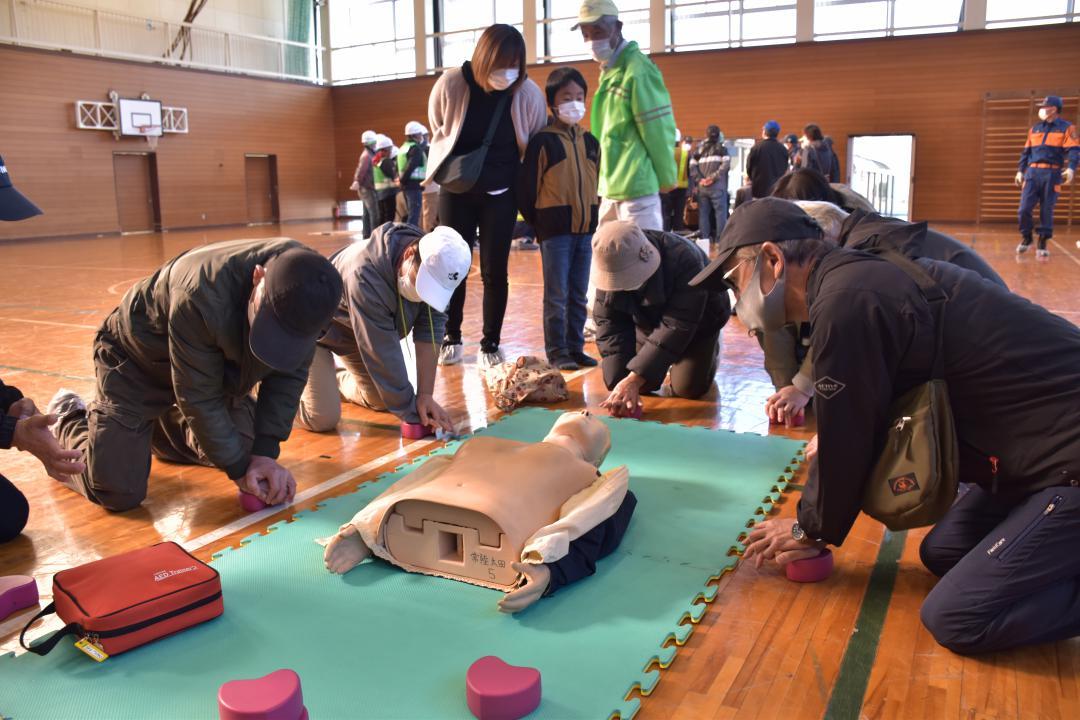 胸骨圧迫などの応急手当てに取り組む参加者=常陸太田市真弓町