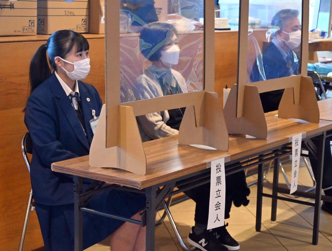 投票立会人を務める高校3年の石川日菜多さん(左)=水戸市宮町
