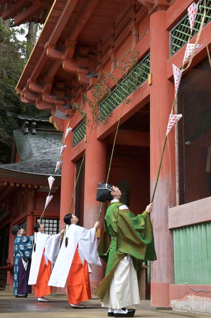 A Shinto priest and a shrine maiden cleaning the tower gate = Kashima Jingu Shrine in Miyachu, Kashima City
