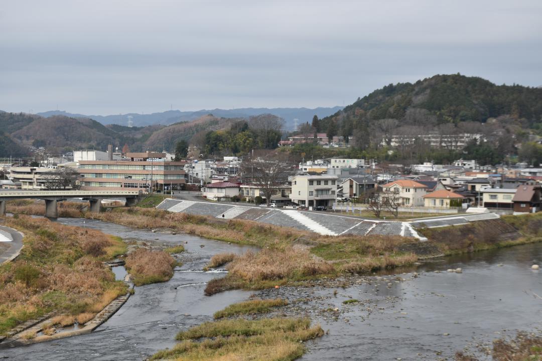 にぎわいづくりが進められている町中心部の久慈川(右)と支流・押川の合流地点(左の建物が解体予定の旧町役場)
