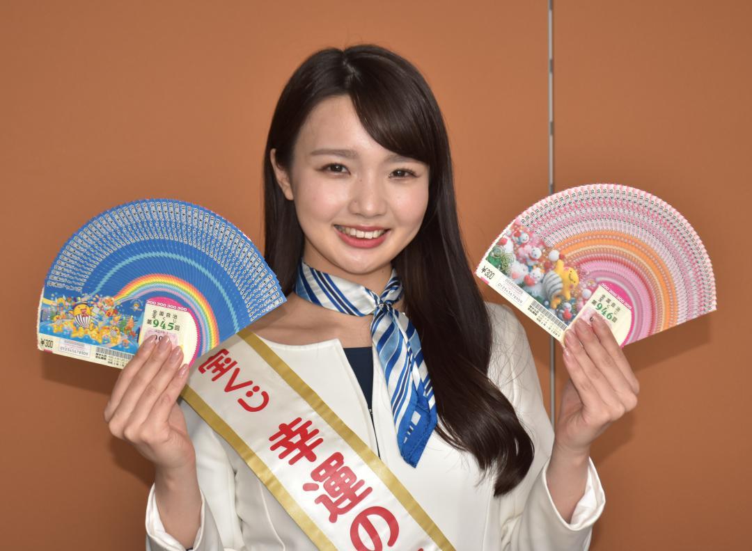 年末ジャンボ宝くじをPRする幸運の女神の大沢享花さん=水戸市笠原町