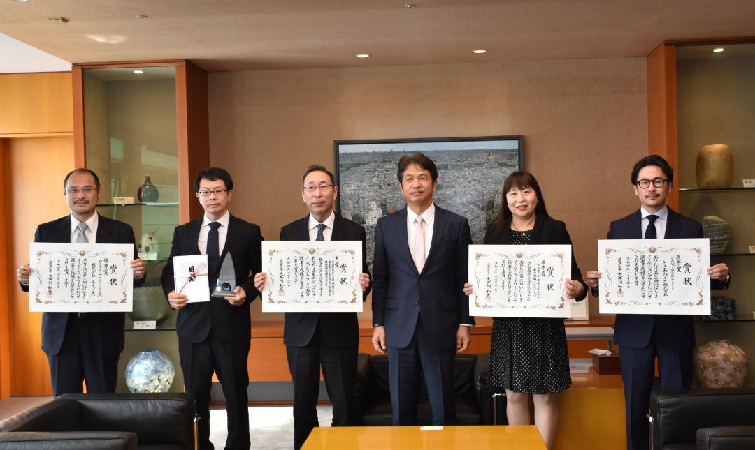 大賞を受賞したGCEインスティチュートの後藤博史社長(左から3人目)ら=県庁
