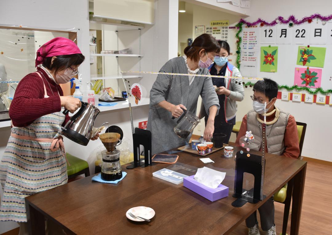 香り豊かなコーヒーを入れるNPO法人「ともに歩む認知症の会・茨城」会員たち=水戸市緑町