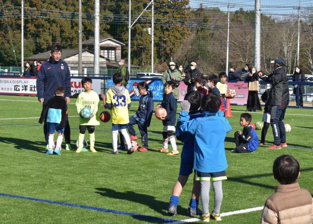 JA県中央会と県サッカー協会が協力して完成し、地元の子どもたちにお披露目されたサッカー場=水戸市下国井町
