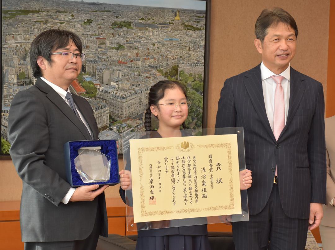 大井川和彦知事(右)を表敬訪問した浅沼稟佳さん(中央)=県庁