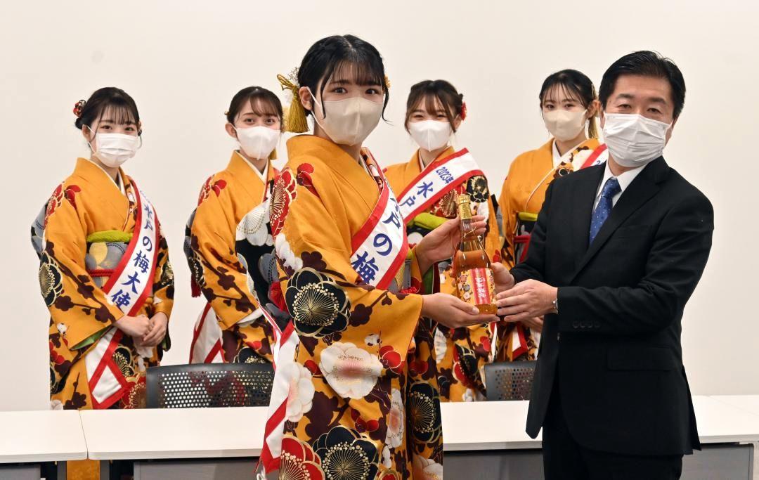 水戸市の高橋靖市長を表敬訪問し、梅酒を贈る水戸の梅大使=同市中央の市役所
