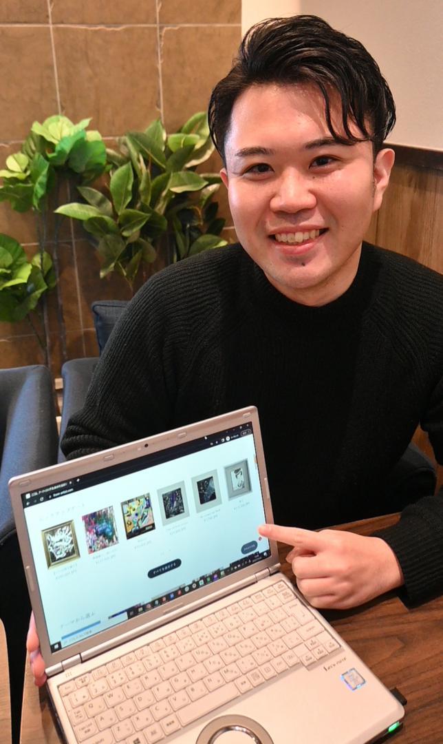 オンラインで絵画などを販売する「FROM ARTIST」を立ち上げたBUSCA合同会社の戸井田翔馬代表=水戸市内