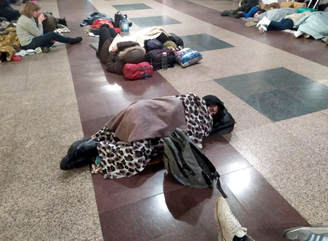 昨年2月25日、避難した地下鉄構内の冷たい床の上で眠るソフィア・マシチェンコさんら(ソフィアさん提供)
