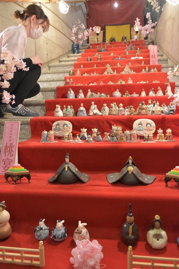 「桃宴」のプレイベントとして笠間工芸の丘で展示されている陶製ひな人形=笠間市笠間
