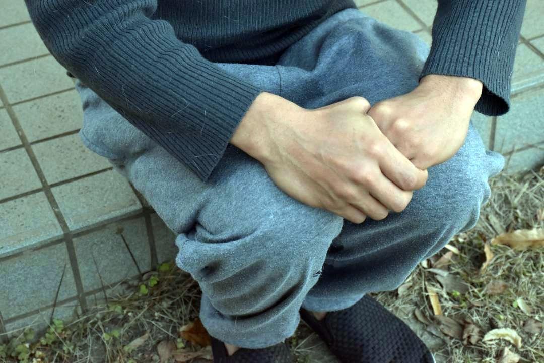 自殺未遂した当時を振り返る男性