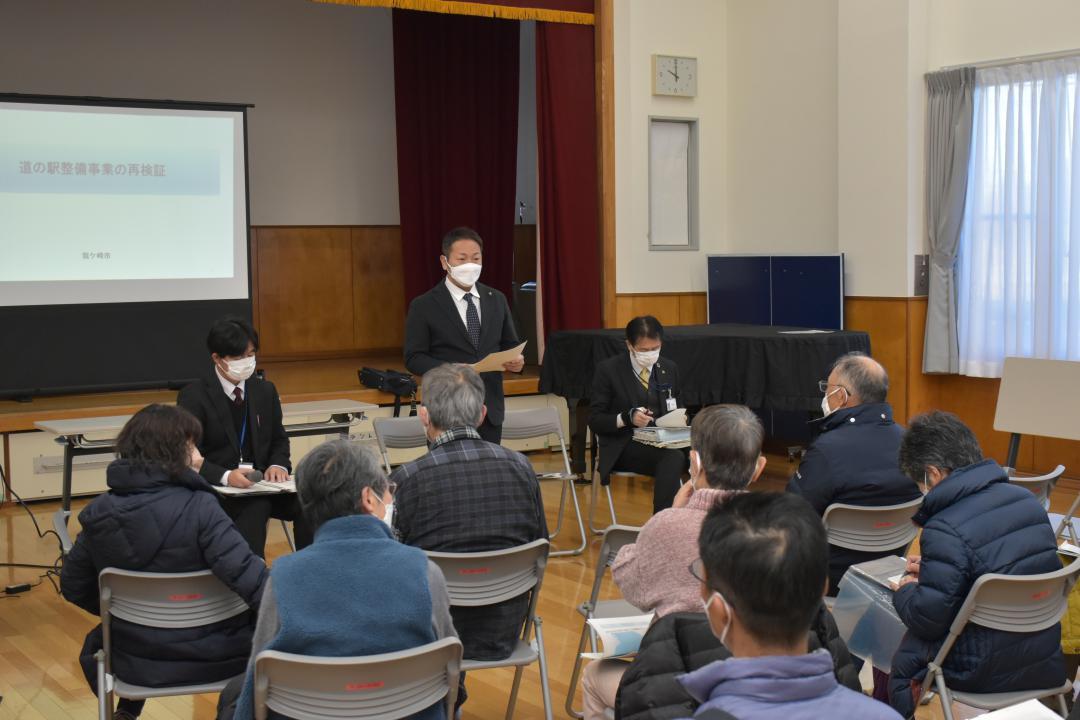 萩原勇市長(中央)らが出席した道の駅を巡る意見交換会=2022年12月18日、龍ケ崎市内