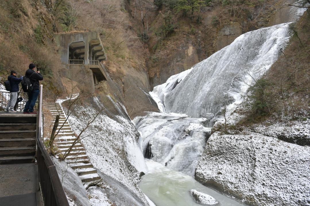 寒波で凍結した袋田の滝=27日午前10時15分ごろ、茨城県大子町袋田