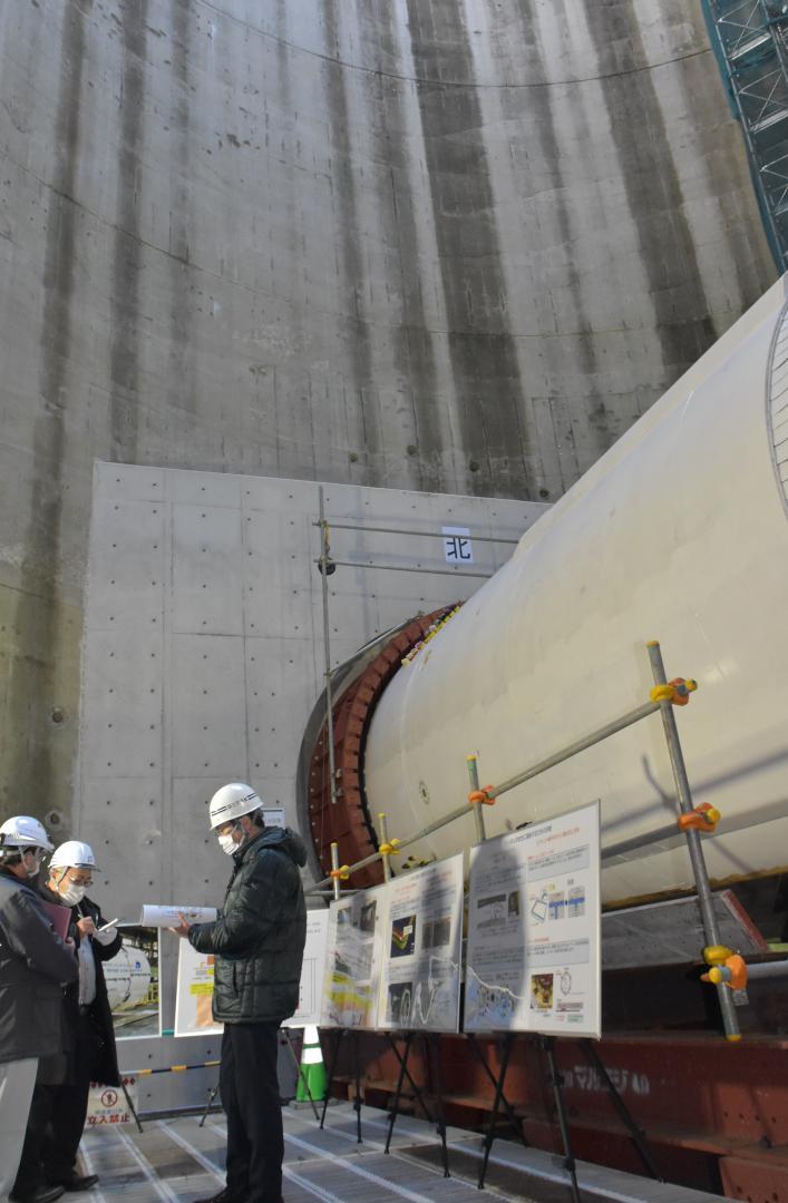 霞ケ浦導水のトンネル工事再開に向け地下約40メートルの茨城立坑内に投入された大型掘削機シールドマシン=茨城町常井
