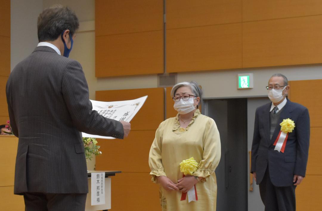 大井川和彦知事(左)から表彰を受ける健康づくりの功労者ら=県庁
