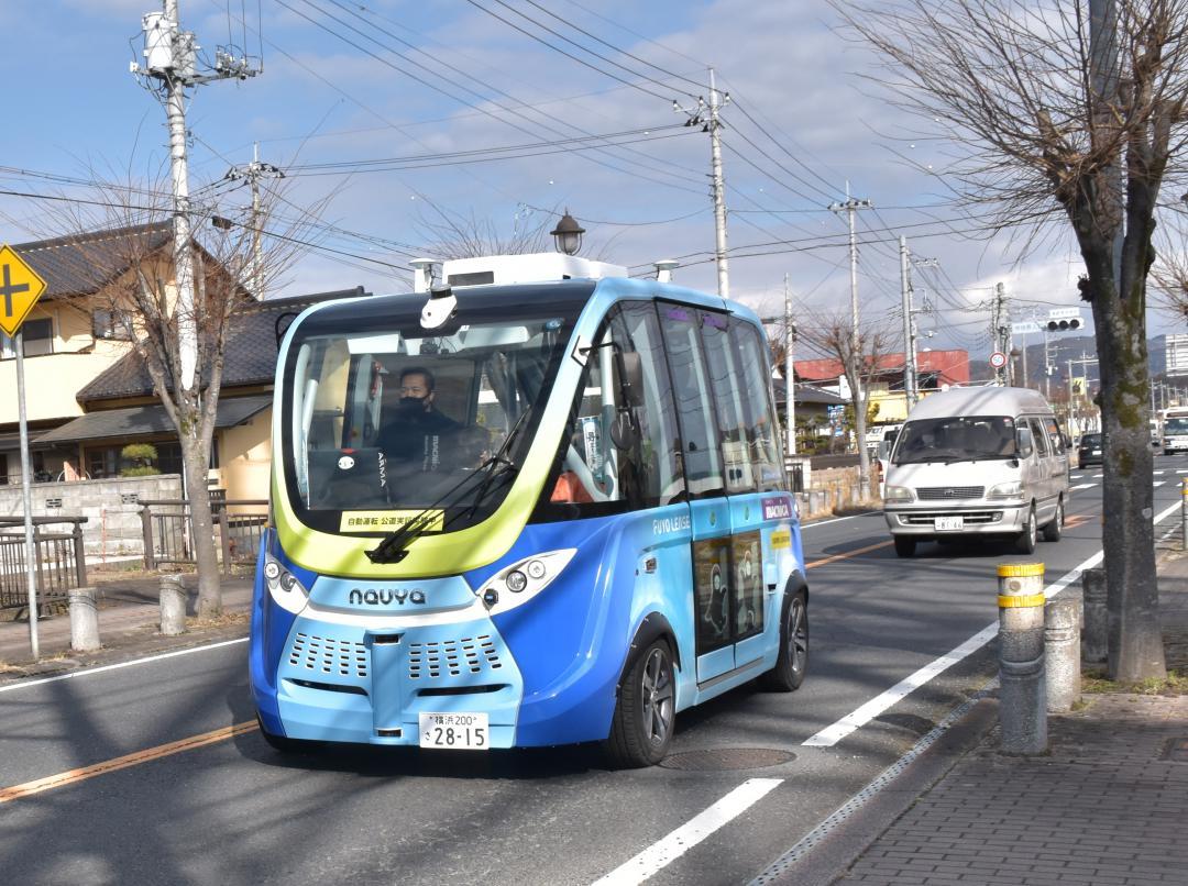 実証実験で市内を走る自動運転EVバス=常陸太田市内
