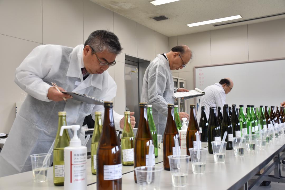 17蔵元の新酒の味や香りを審査した新酒持寄研究会=茨城町長岡の県産業技術イノベーションセンター
