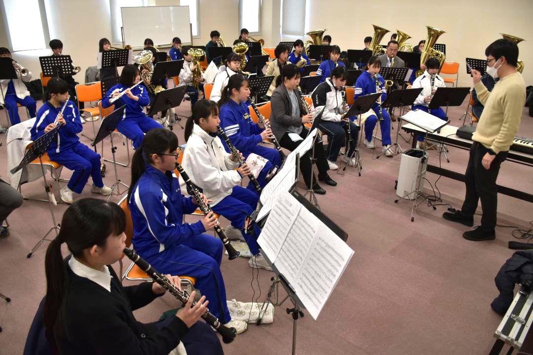 コンサートに向けて合同練習に励む常陸太田市内の中・高校吹奏楽部員=同市中城町
