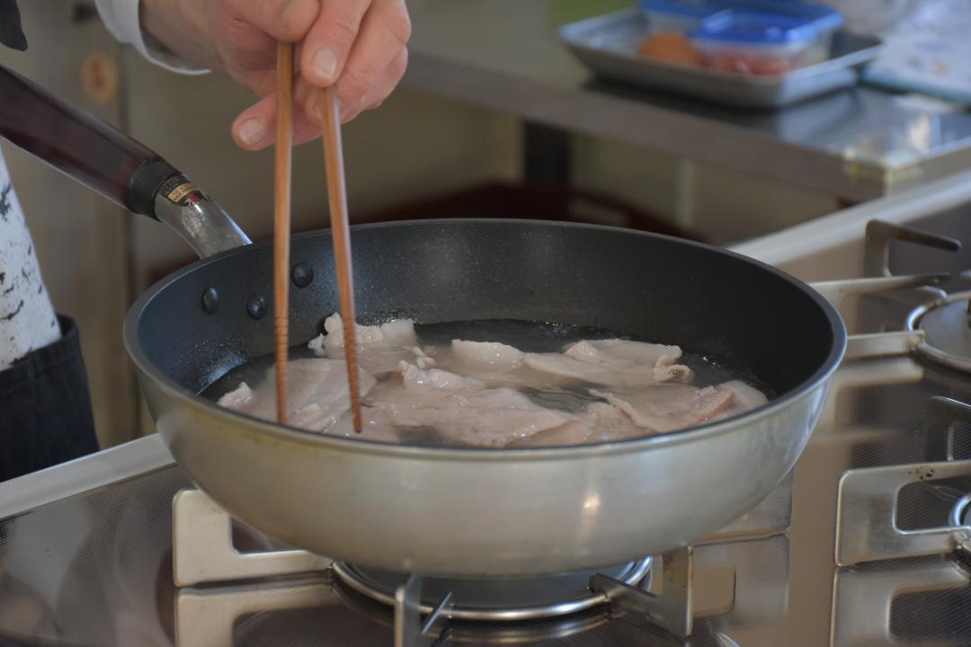 肉をゆでる