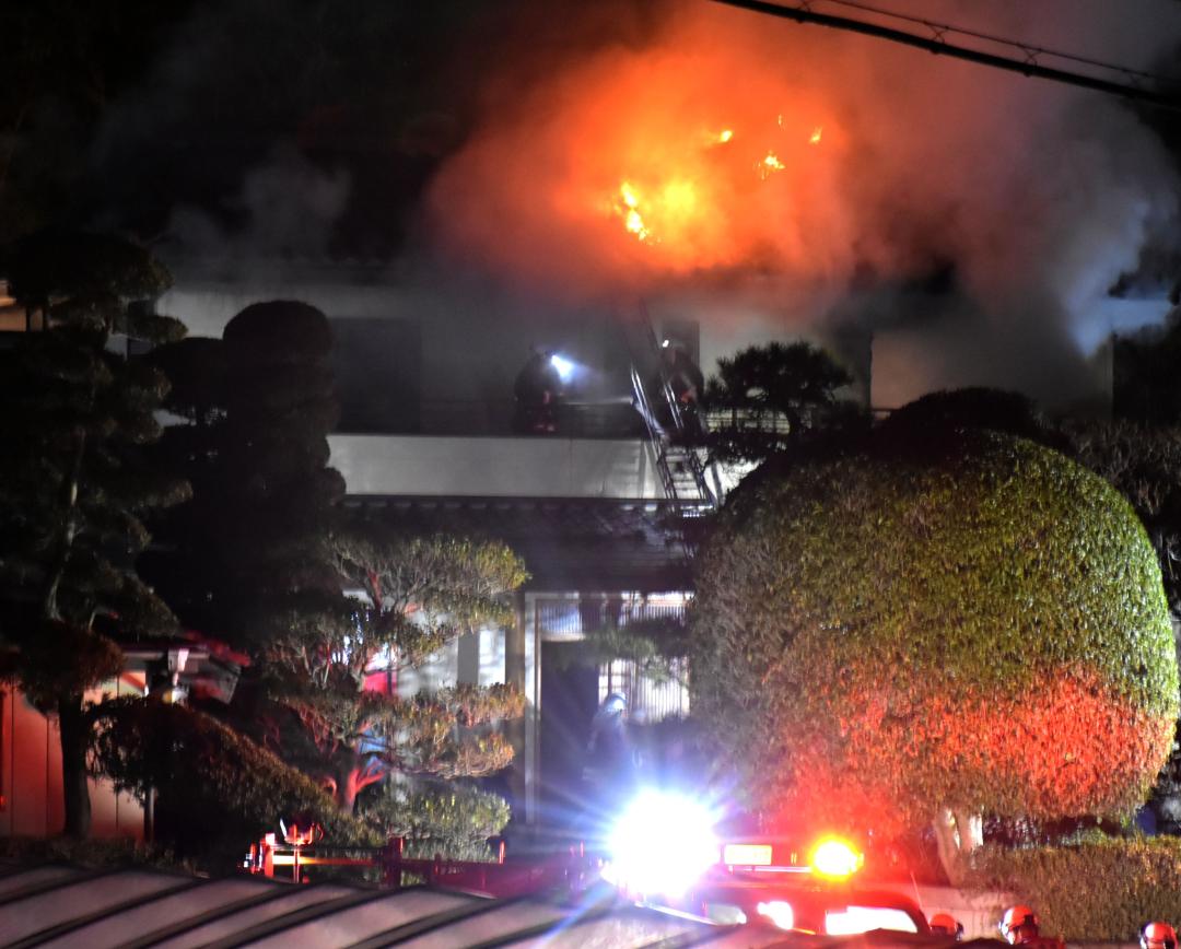 住宅火災の消火活動に当たる消防隊員ら＝１６日午後１１時４６分、鉾田市徳宿