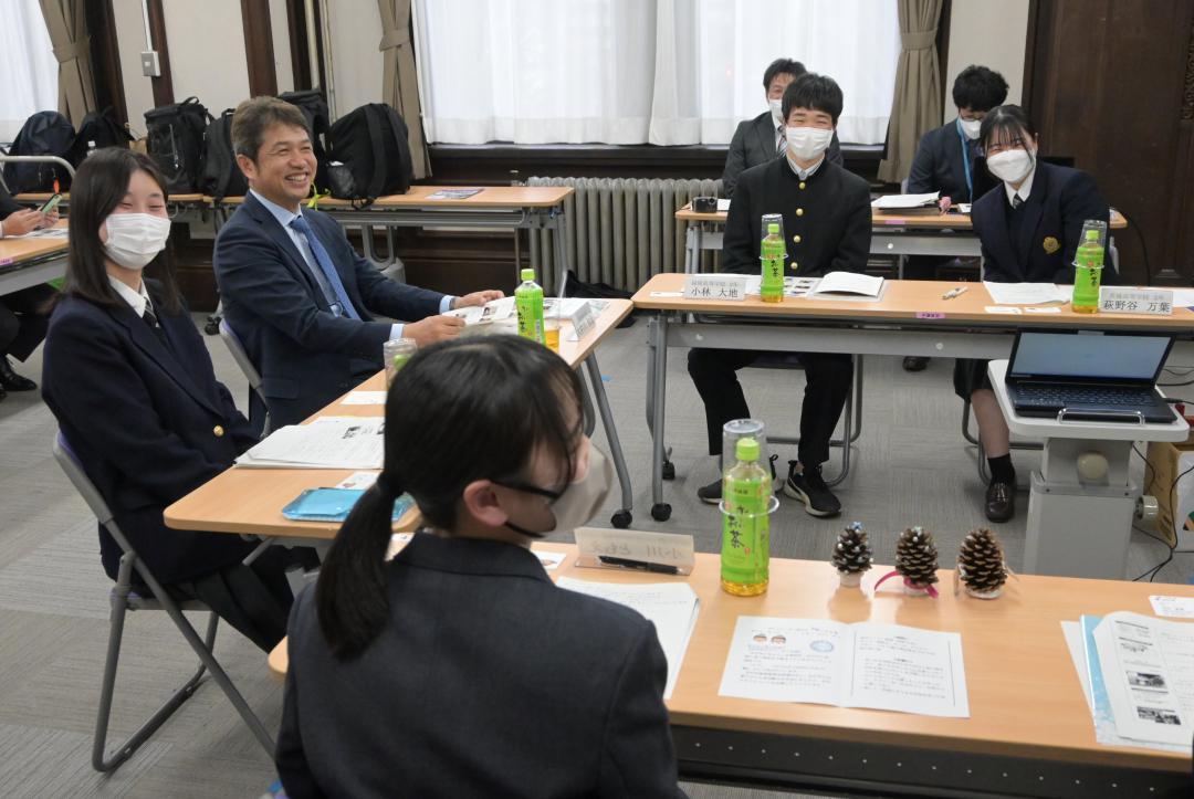大井川和彦知事(左から2人目)と自分の夢などを語り合う高校生たち=水戸市三の丸
