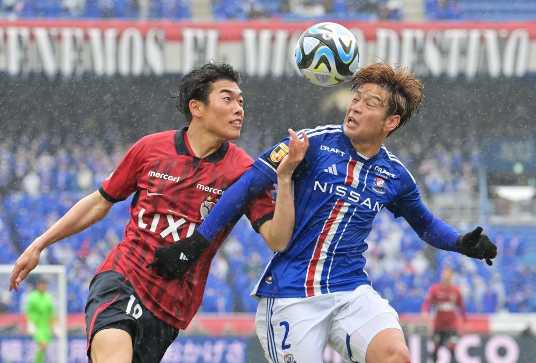 横浜M-鹿島 後半ロスタイム、相手と競り合う鹿島・染野(左)=日産スタジアム