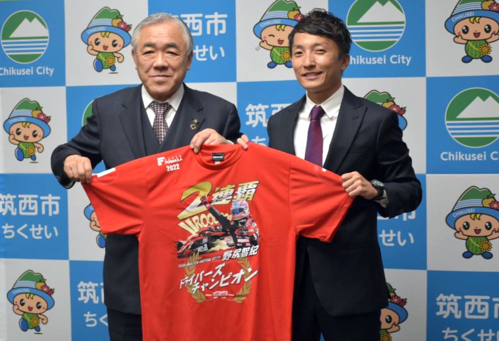 2連覇記念のTシャツを須藤茂市長(左)に贈る野尻智紀さん=筑西市役所
