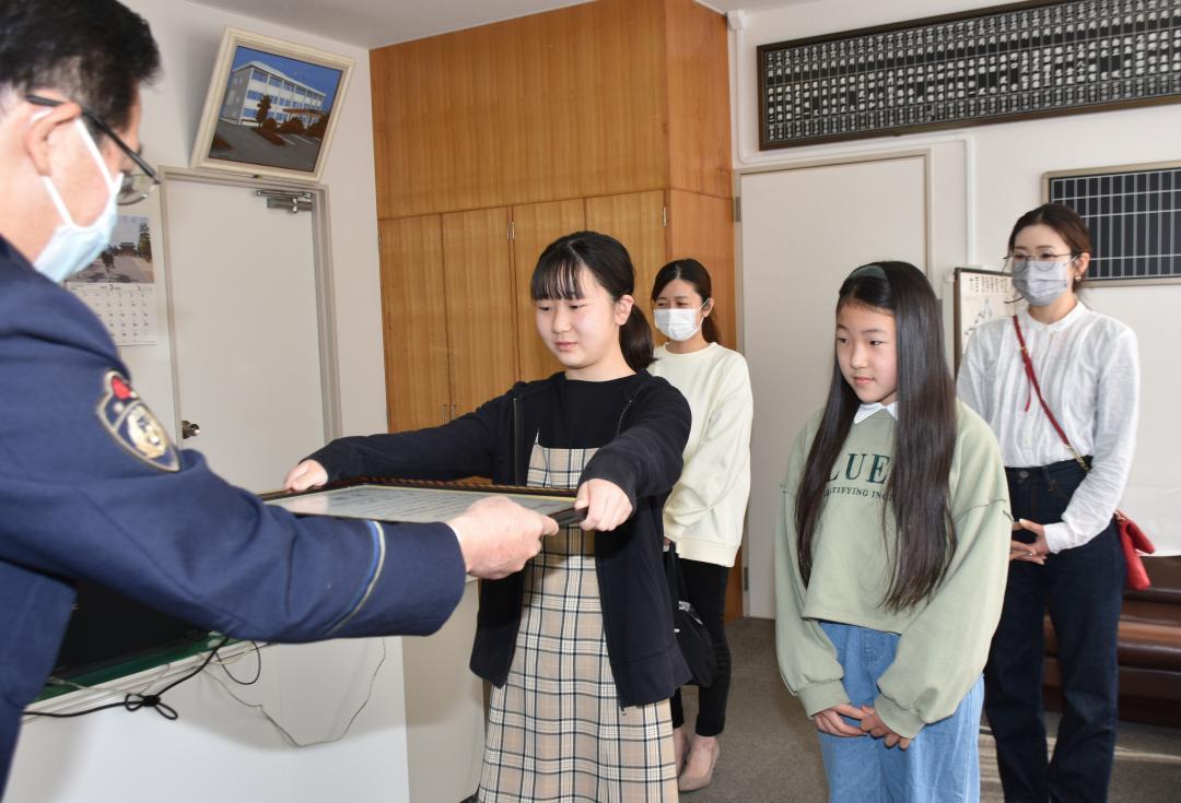 鈴木由希夫署長から感謝状を贈呈される大森葉月さん(手前左)と佐久間心美さん(同右)=大宮警察署
