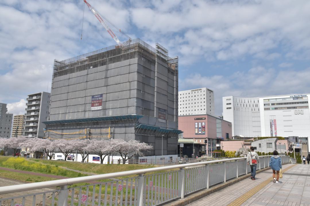 JR水戸駅南口で建設が進む15階建てマンション=水戸市桜川
