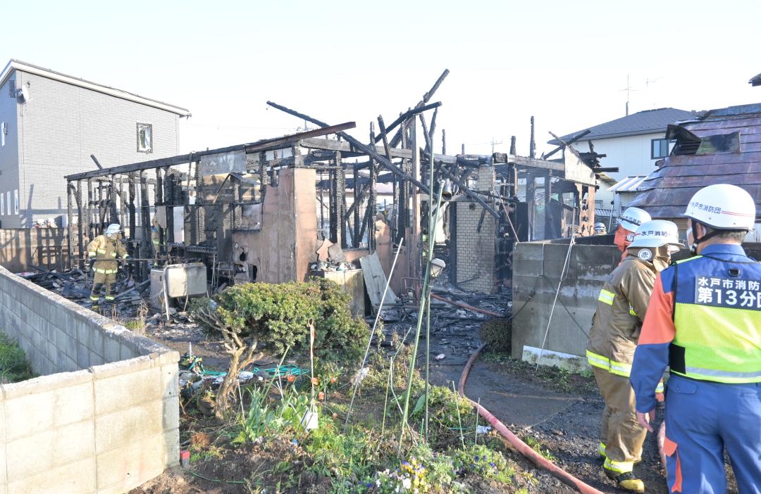 住宅火災現場で消火活動する消防隊員ら=水戸市赤塚2丁目