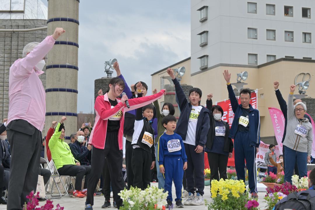 選手宣誓し、かけ声を上げる小林さんファミリー=日立市幸町
