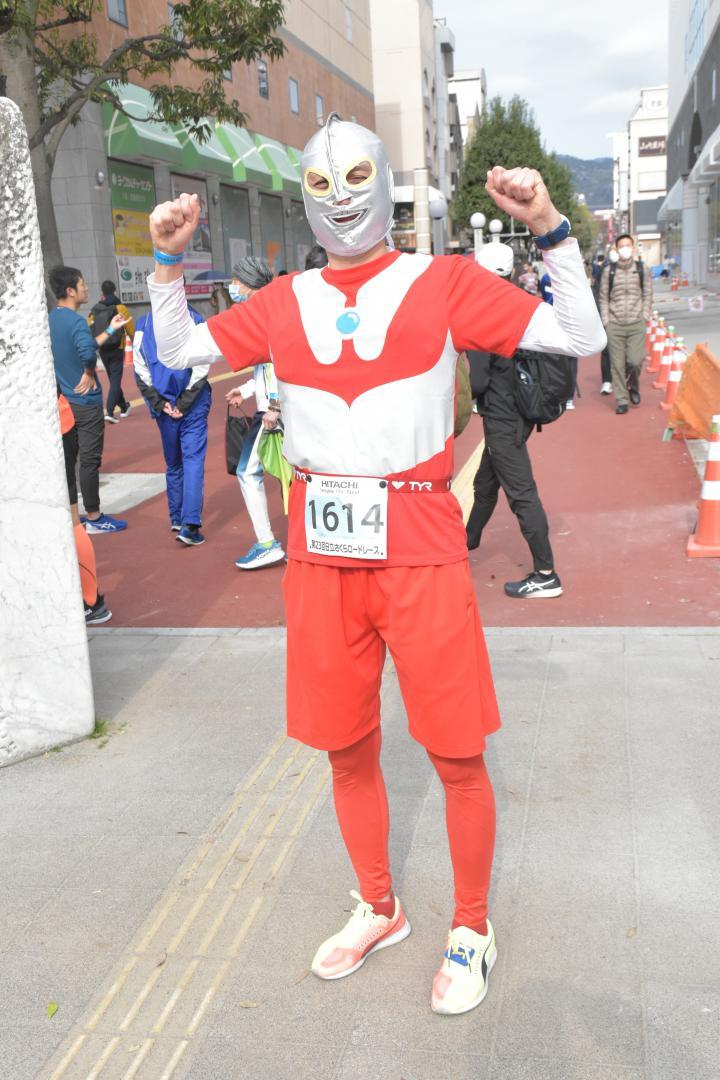 ウルトラマンに仮装した大川原新さん=日立市幸町
