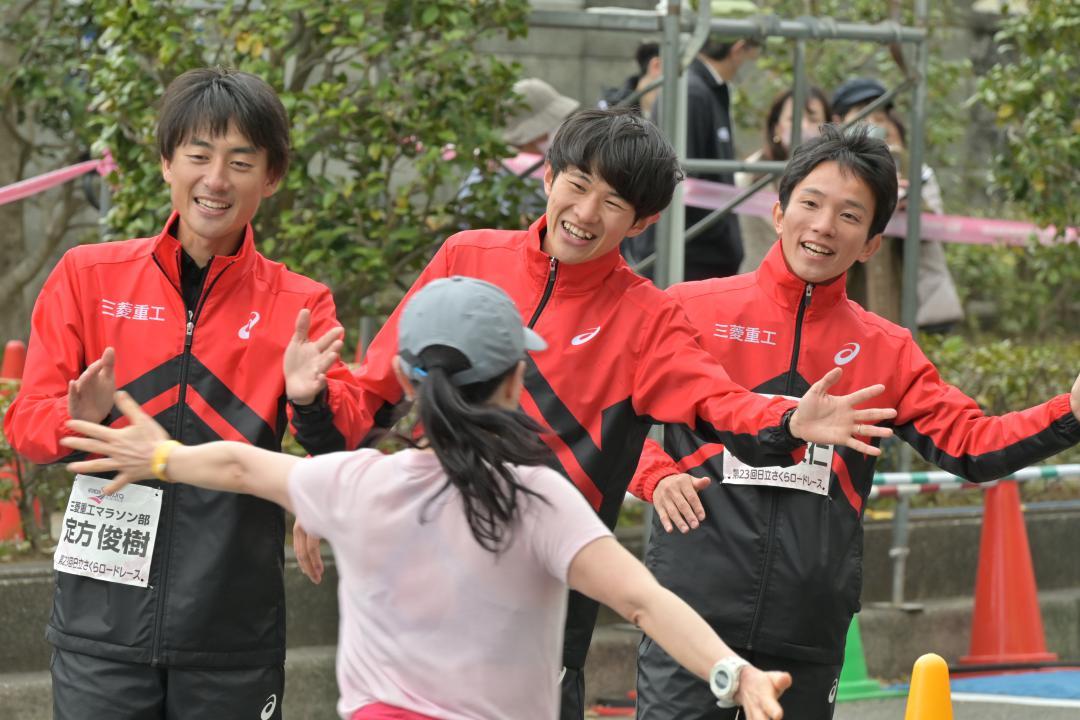 ゴール付近で走者を出迎える三菱重工マラソン部の定方俊樹選手、山下一貴選手、井上大仁選手(左から)=日立市幸町
