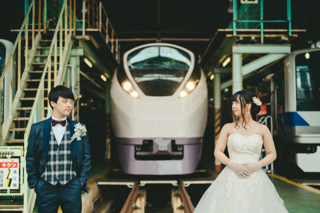 電車とフォトウェディングプランのイメージ(JR東日本水戸支社提供)
