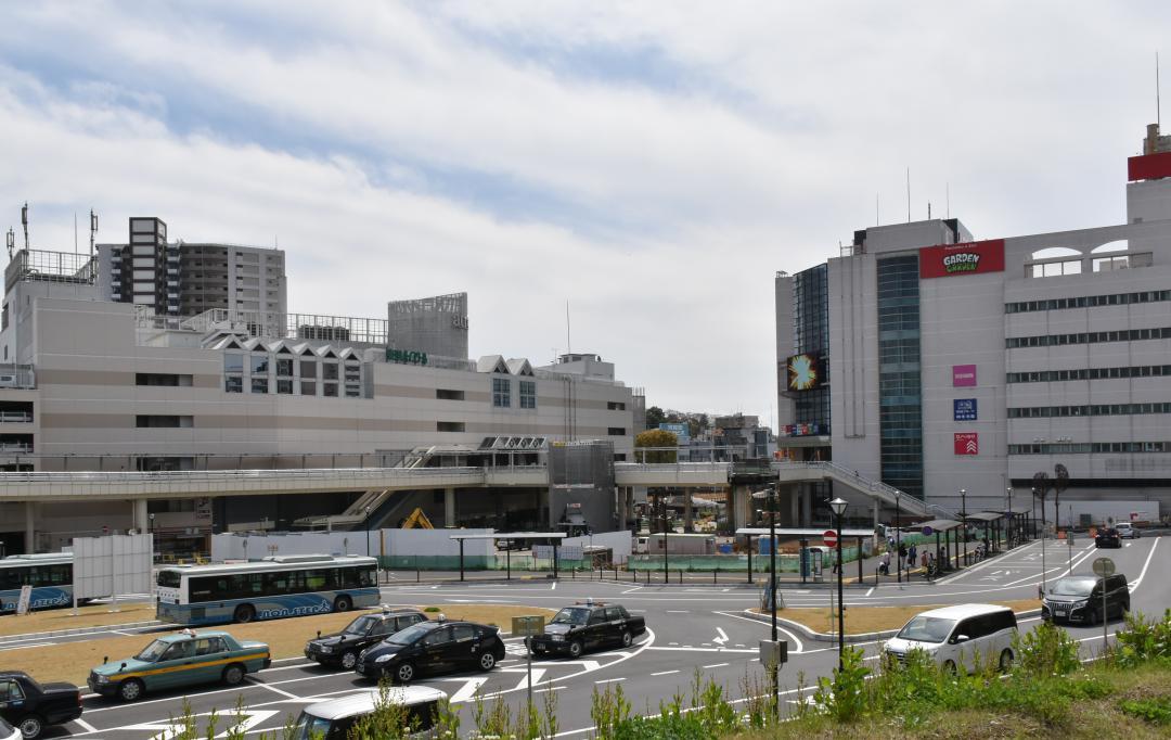 土地区画整理事業が大詰めを迎える取手駅西口前。現在、新交通広場の整備が行われている=取手市新町
