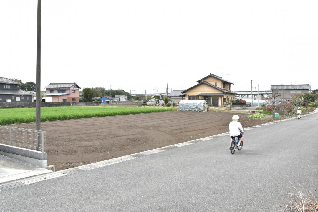 区域指定制度の導入で手前の更地に住宅建設が期待される市街化調整区域=五霞町川妻
