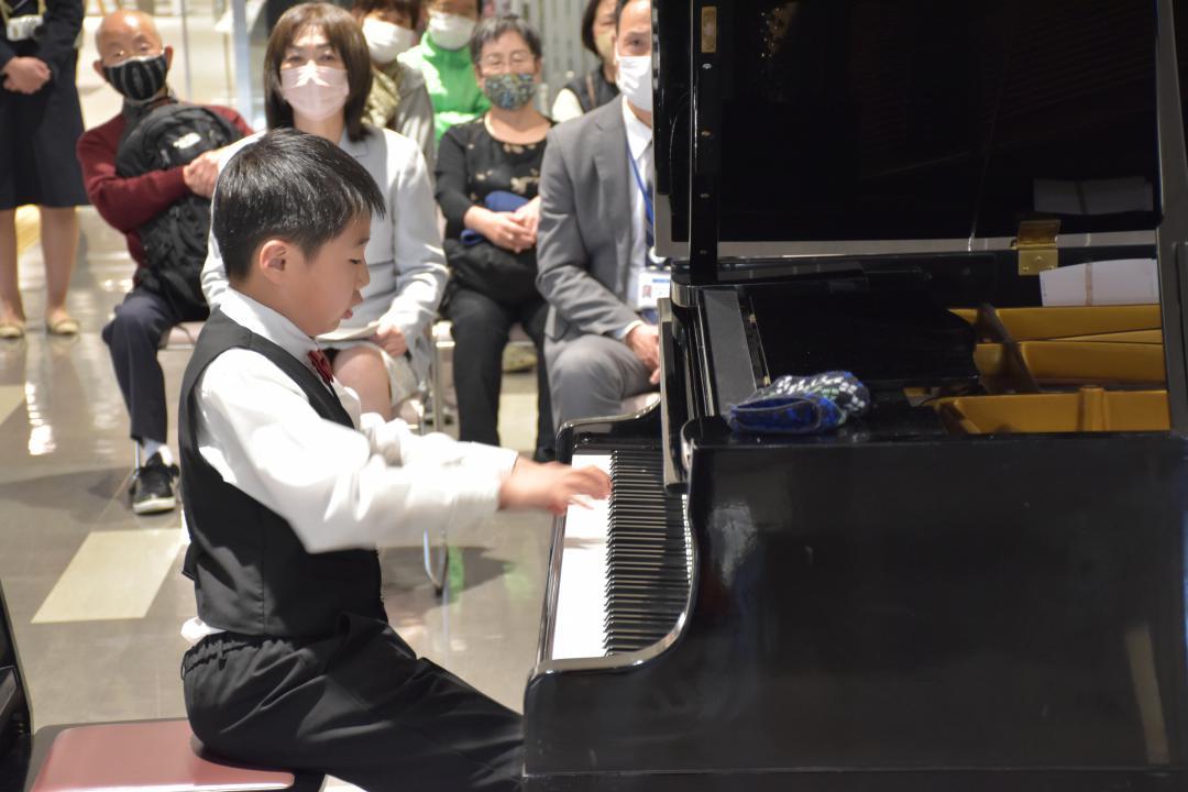 土浦市役所の「まちかど想い出ピアノ」で演奏する篠田幹太さん=同市大和町

