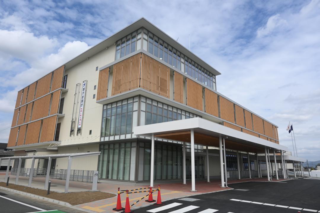 完成した下妻市役所の新庁舎=同市本城町
