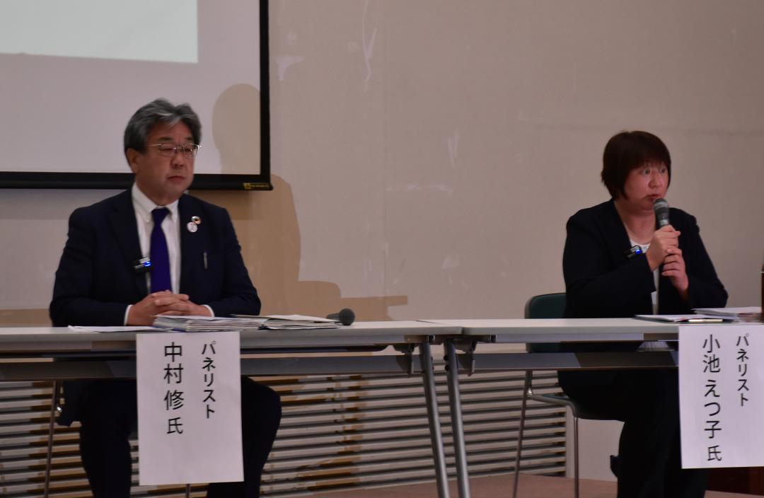 公開討論会で主張を展開した取手市長選の立候補予定者の2人=取手市寺田の市福祉交流センター
