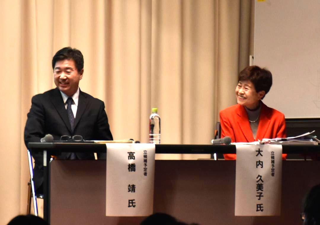 討論会に臨む高橋靖氏(左)と大内久美子氏=水戸市緑町
