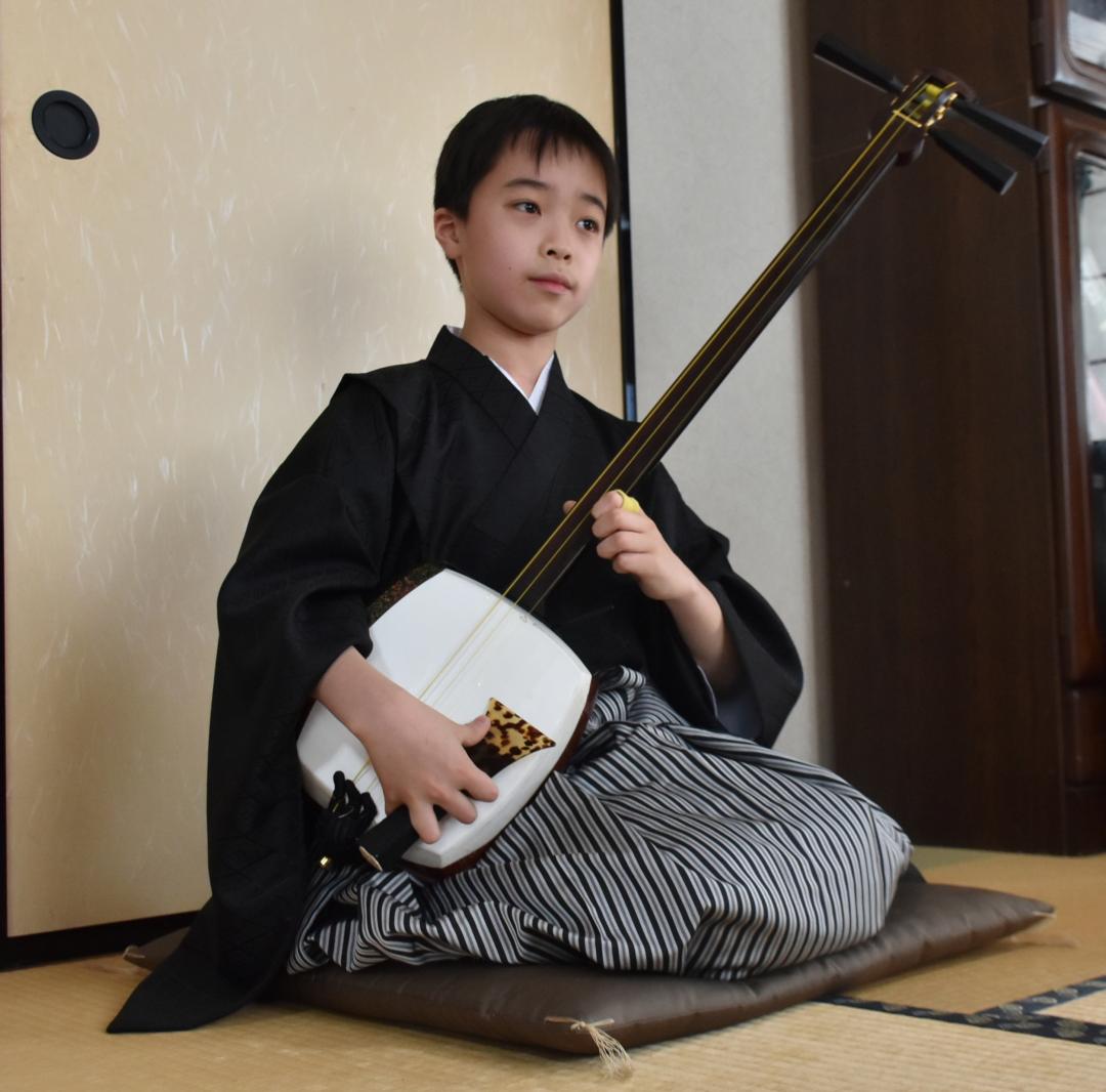 力強いばちさばきを披露する小泉拓真君=水戸市内