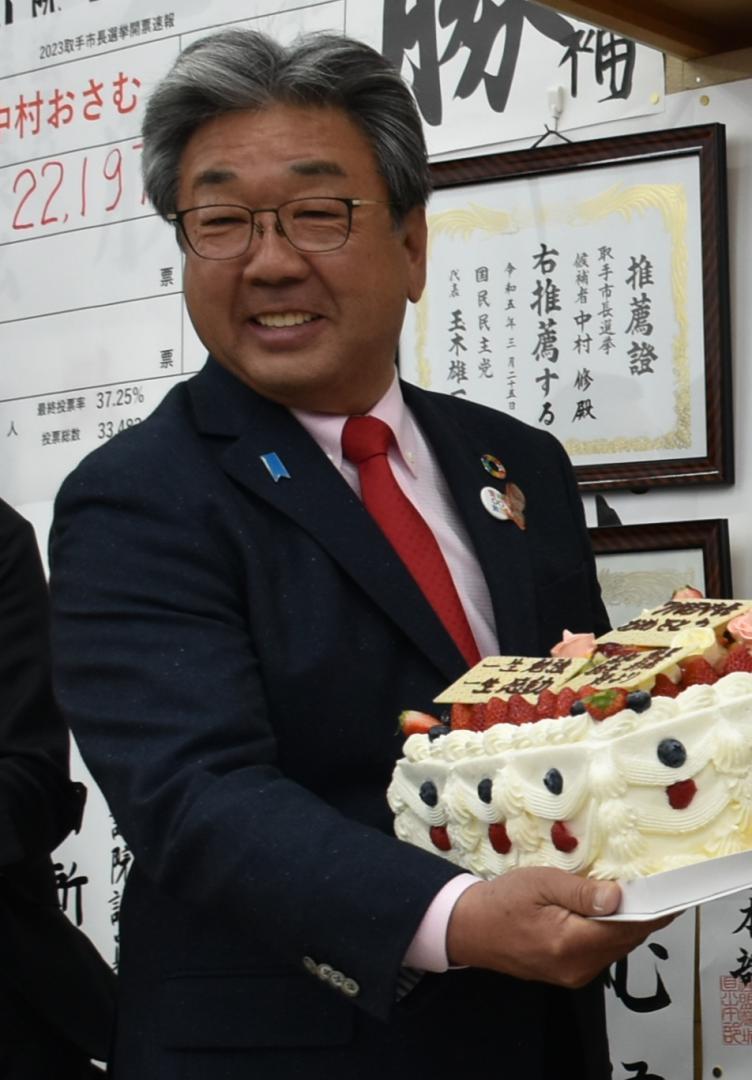 取手市長選で初当選した中村修さん=取手市小文間
