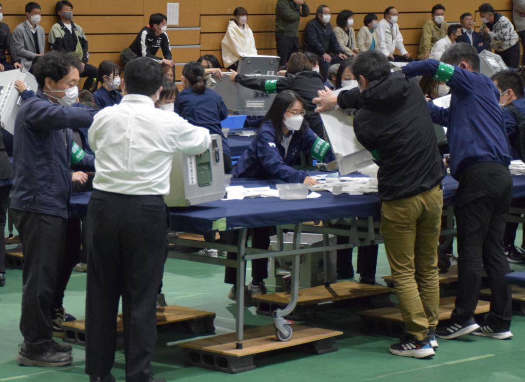 鹿嶋市議選の開票作業を始める市職員=同市神向寺のカシマスポーツセンター
