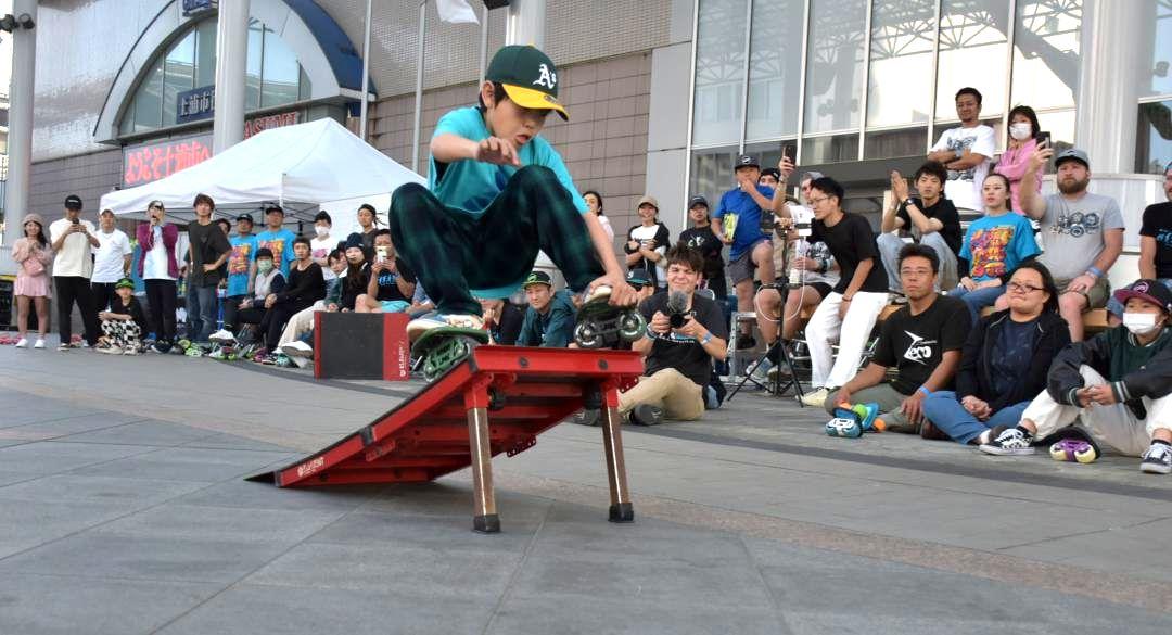 参加者がさまざまな技を披露して歓声が上がる「フリースケート」の世界大会=土浦市大和町のうらら大屋根広場
