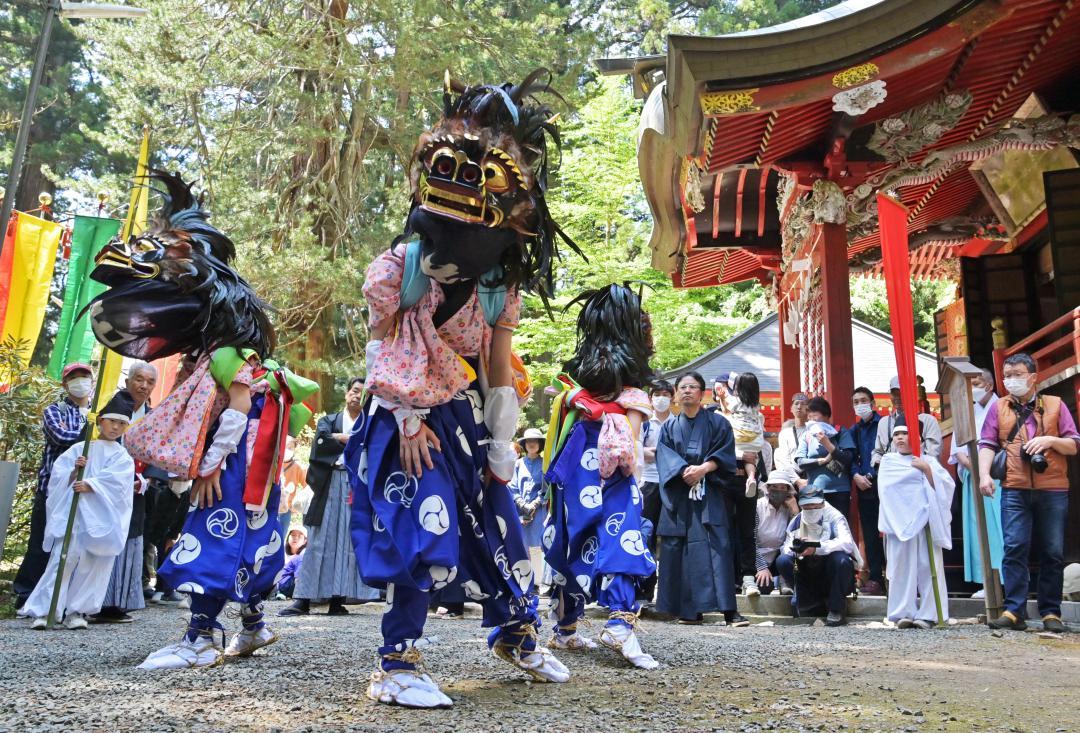 花園神社の例大祭でささらを奉納する子どもたち=5日、北茨城市華川町花園