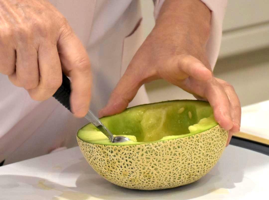 メロンをくり抜く様子