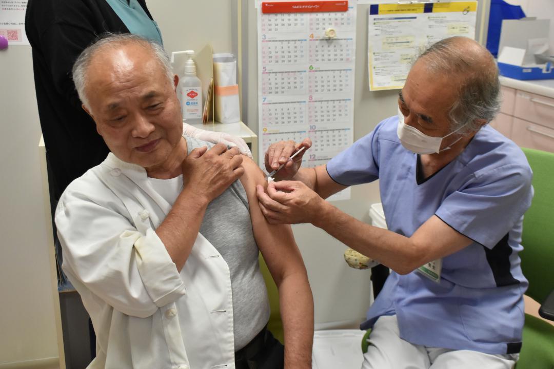 新型コロナワクチンを接種される医療従事者(左)=水戸市笠原町
