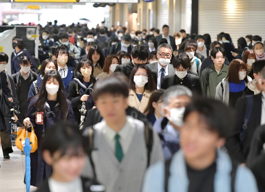 新型コロナウイルスが5類に移行した8日朝、水戸駅ではマスクしない人の姿も見られた=午前7時45分ごろ