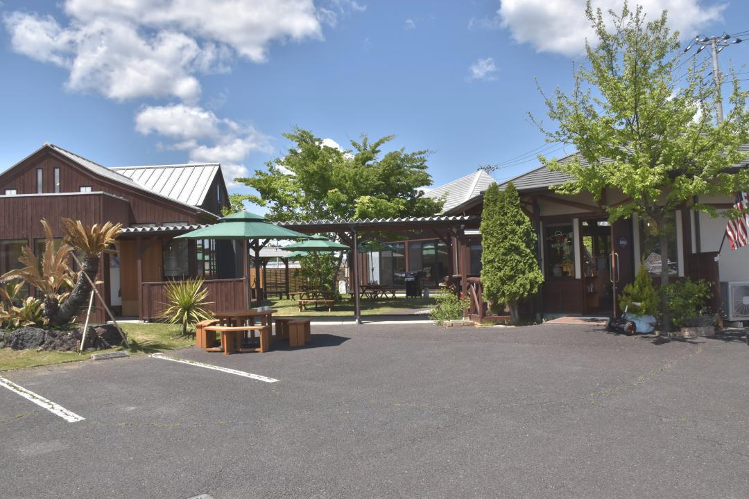 カフェや宿泊施設、多目的ホールを備える「GSTグランピング」=常陸太田市大里町
