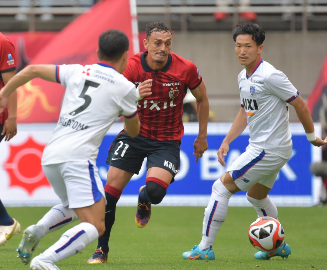 鹿島-FC東京　前半15分、相手と競り合いながらボールを運ぶ鹿島・ディエゴピトゥカ(中央)=カシマスタジアム
