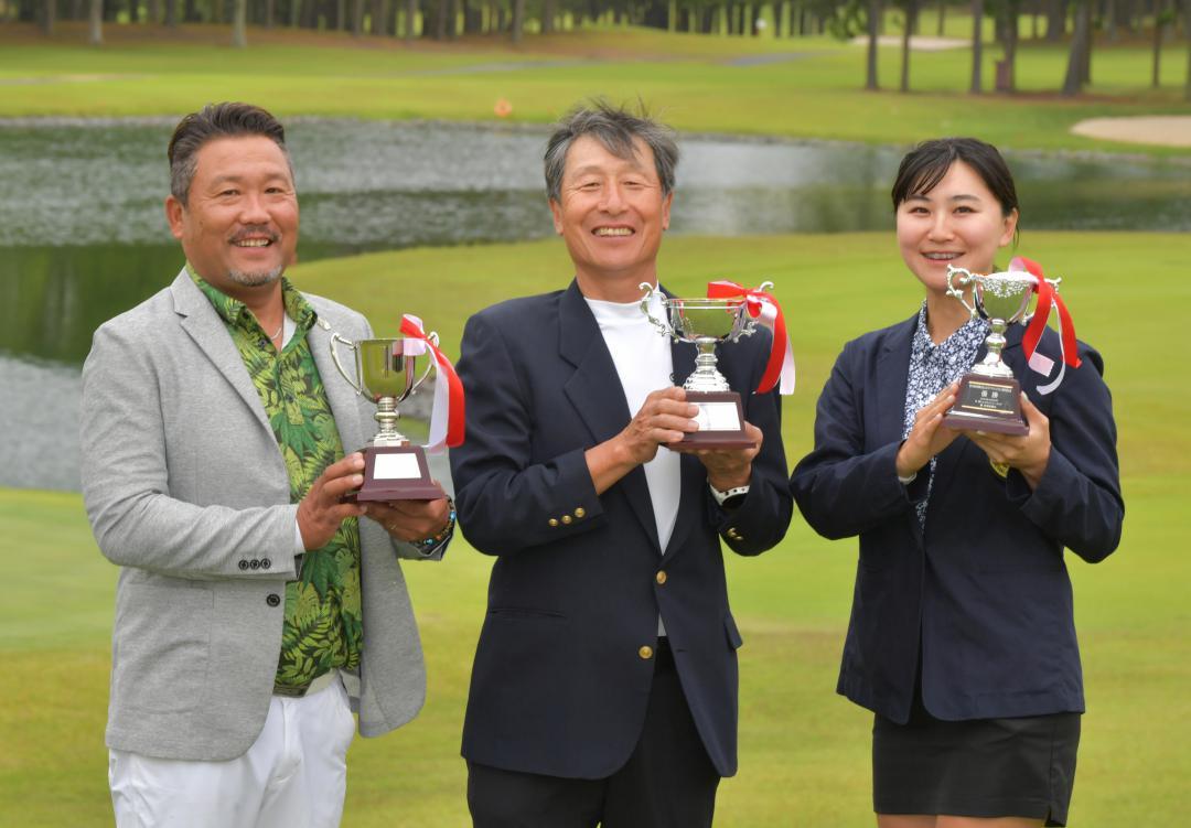 優勝したシニアの大沢信行、ミッドシニアの福田正明、女子の寺島輝(左から)=静ヒルズCC